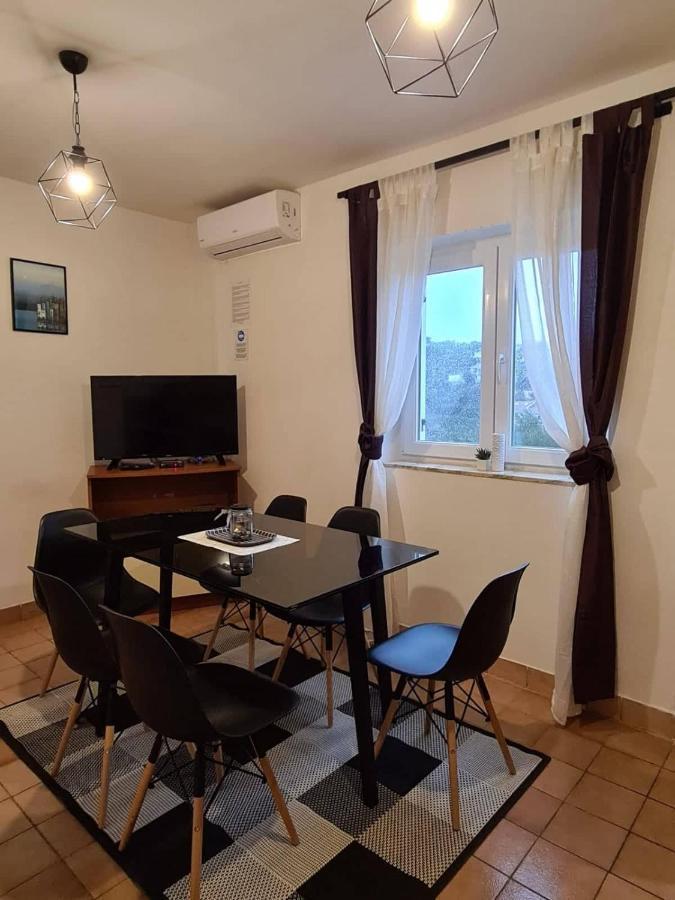 Apartments Solis, 50 M From The Sea - Jakisnica Εξωτερικό φωτογραφία